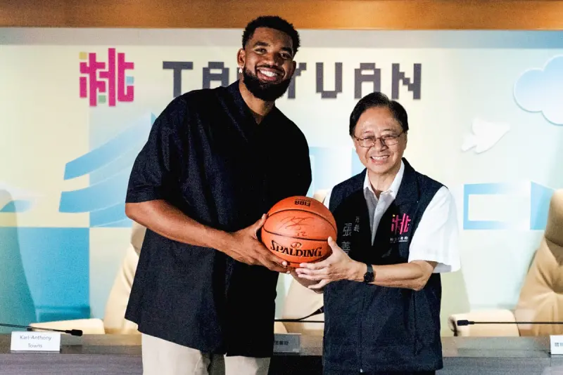 ▲今(29)日國際職籃球星唐斯（Karl-Anthony Towns）蒞臨桃園市政府拜訪張善政市長，張市長熱情歡迎唐斯，並表示唐斯不僅是球場上的超級明星，更是無數球員的榜樣。（圖／桃園市政府提供）