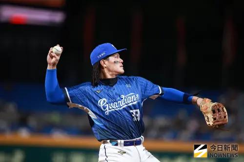 ▲富邦悍將張育成表示，右手肘骨刺將採取「保守治療」，不進行開刀。（圖／記者葉政勳攝 ,2025.08.29）