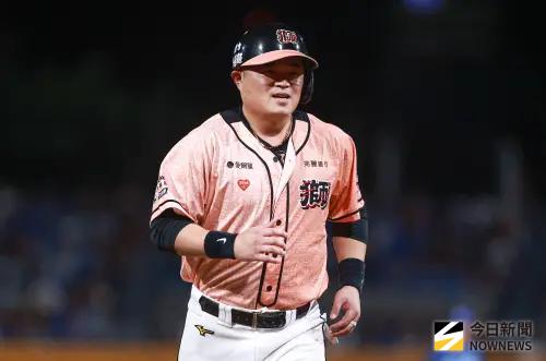 ▲統一獅胡金龍與富邦悍將林哲瑄不僅是南英商工學長學弟，更一同在中職替義大犀牛打下總冠軍。（圖／記者葉政勳攝 ,2025.08.29）