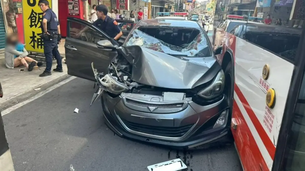 ▲29日下午桃園平鎮發生警匪追逐，28歲吳姓男子駕駛自小客車，遭警方上前攔查，吳男拒檢後加速逃逸，並撞上貨車，又遭旁邊公車堵住去路。（圖／警方提供）