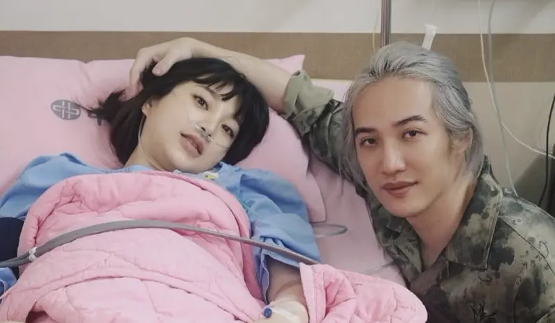 ▲饒舌鬼才熊仔（右）今（29）日七夕在產房度過，陪伴妻子李優（左）平安誕下女兒「小芙莉」，讓他感動直呼：「歡迎來到地球。」（圖／熊仔 IG poeteknology）