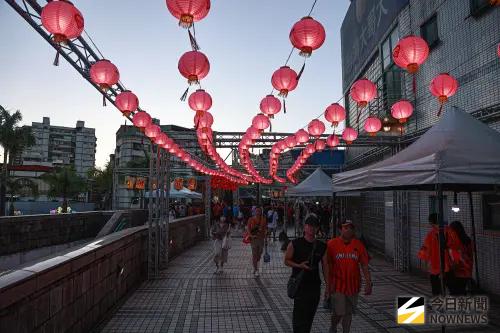 ▲統一獅「良緣神助宮」主題日，將新莊球場佈置成古色古香的廟宇風格。（圖／記者葉政勳攝,2025.08.29）