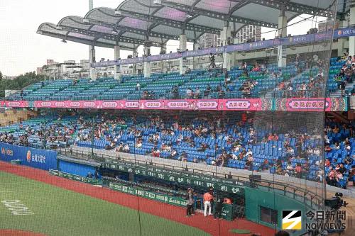 ▲統一獅「良緣神助宮」主題日，將新莊球場佈置成古色古香的廟宇風格。（圖／記者葉政勳攝,2025.08.29）