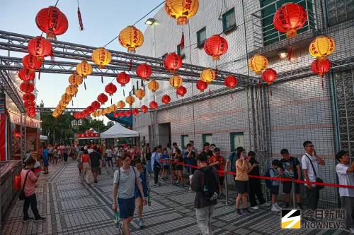 ▲統一獅「良緣神助宮」主題日，將新莊球場佈置成古色古香的廟宇風格。（圖／記者葉政勳攝,2025.08.29）