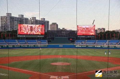 ▲統一獅「良緣神助宮」主題日，將新莊球場佈置成古色古香的廟宇風格。（圖／記者葉政勳攝,2025.08.29）