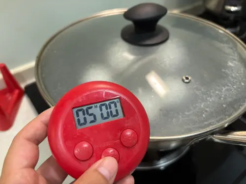 ▲水滾後蓋鍋蓋煮4~5分鐘後關火。（圖／記者徐銘穗攝）