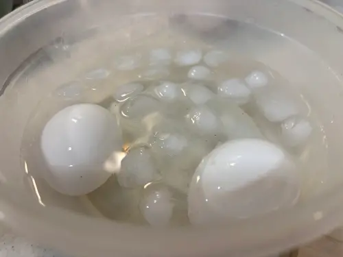 ▲依照喜歡蛋黃熟度燜4~10分鐘後，要馬上放進冰水裡冷卻，這是蛋殼好剝的關鍵。（圖／記者徐銘穗攝）