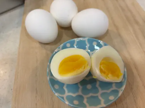 ▲煮5分鐘+燜4分鐘，蛋黃濕潤綿密。（圖／記者徐銘穗攝）