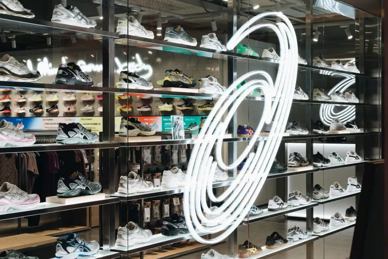 ▲ASICS、鬼塚虎是近幾年崛起的鞋子品牌，但有台灣民眾穿上「新神鞋」，出國暴走2萬步也不嫌累，意外在網路上引發討論。（圖／ASICS臉書）