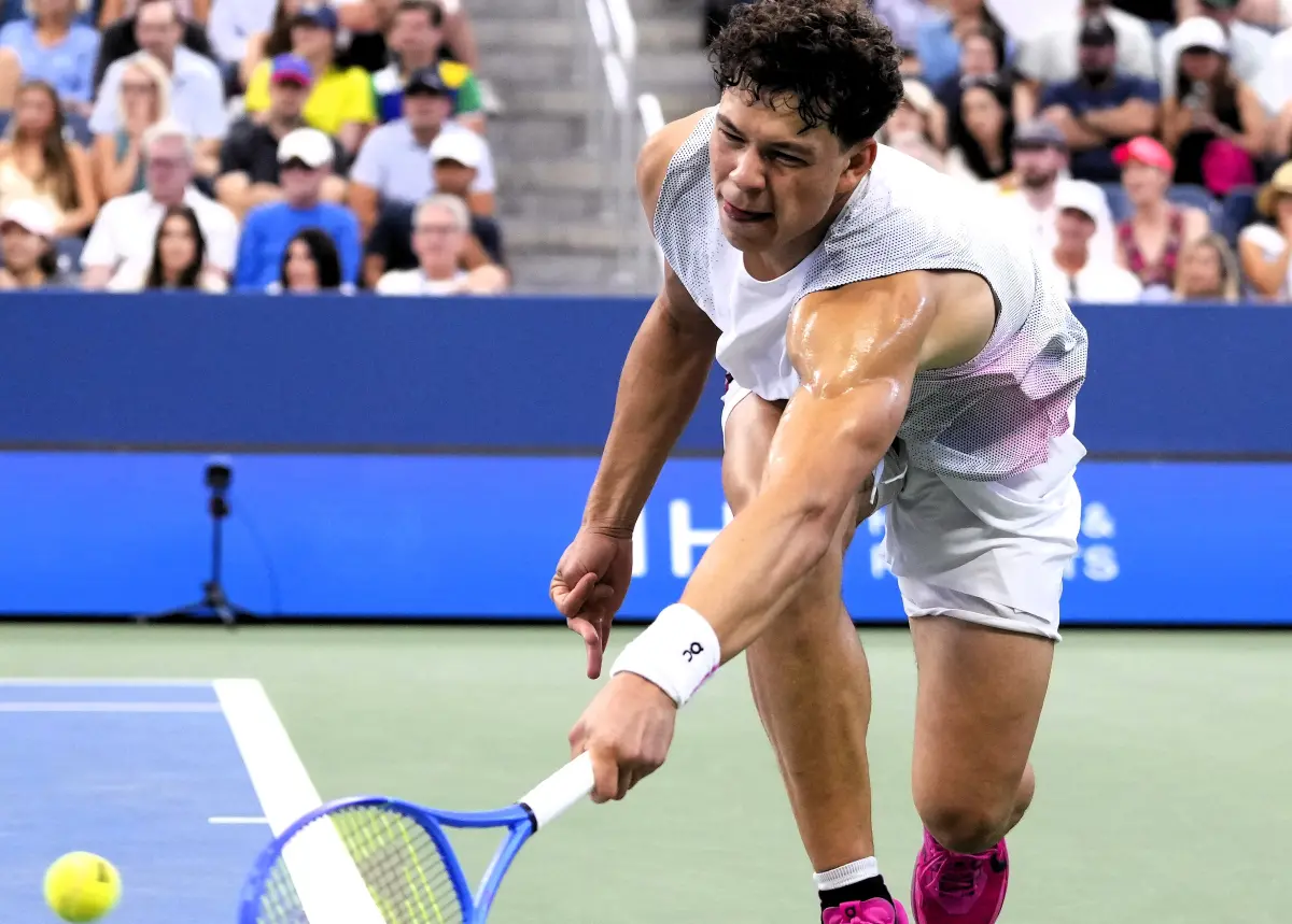 ▲美國新星謝爾頓（Ben Shelton），在與法國老將曼納里諾（Adrian Mannarino）的第三輪大戰中因肩傷惡化退賽。（圖／美聯社／達志影像）