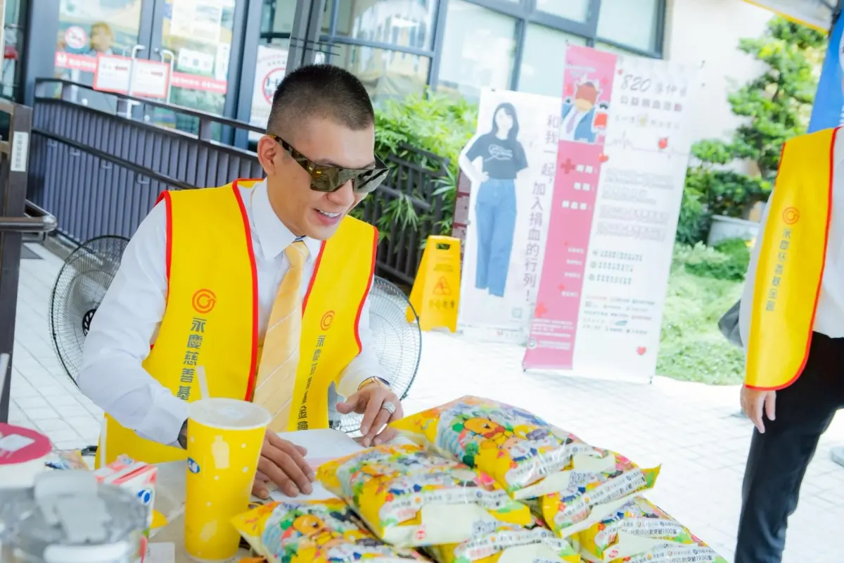 ▲網紅鳳梨（吳泓逸）上月才遭開槍掃射，昨（29）日曬房仲背心照，認了期待又怕受傷害，疑似正式跨足房地產領域，他坦言從零開始「做中學」，並表示：「換了生活圈後，發現正常生活比夜生活更有趣。」（圖／翻攝自鳳梨Threads@yi0107）