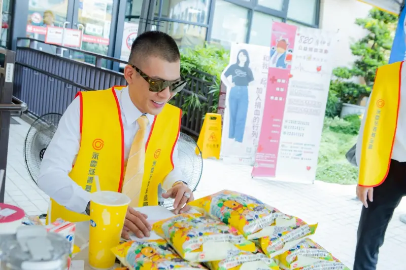 ▲網紅鳳梨（吳泓逸）上月才遭開槍掃射，昨（29）日曬房仲背心照，認了期待又怕受傷害，疑似正式跨足房地產領域，他坦言從零開始「做中學」，並表示：「換了生活圈後，發現正常生活比夜生活更有趣。」（圖／翻攝自鳳梨Threads@yi0107）