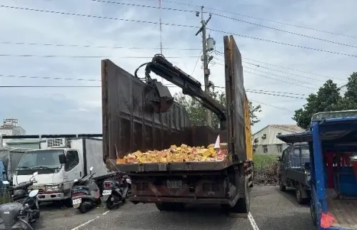 ▲環保局持續推動紙錢集中燒，民眾可上環保局網站申辦集中燃燒清運服務，環保局將協助運送至專爐集中焚燒。（圖／環保局提供）