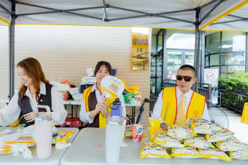 ▲鳳梨（右）過去曾涉及多起爭議事件。（圖／翻攝自鳳梨Threads@yi0107）