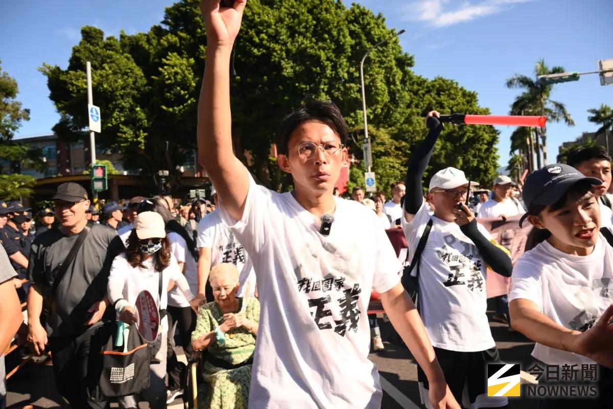 ▲民眾黨前主席柯文哲羈押滿週年，民眾黨在自由廣場舉辦走讀活動與警方爆推擠衝突。（圖／記者林柏年攝，2025.08.30）