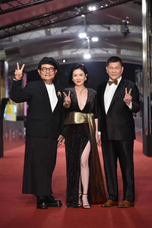 ▲澎恰恰（右起）去年才與苗可麗、許效舜共同以《黃金夜總會》拿下金鐘獎，仍不足以清償他的債務。（圖／翻攝自澎恰恰臉書）