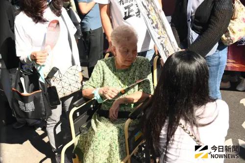 ▲民眾黨前主席柯文哲因涉入京華城容積率弊案遭羈押至今，民眾黨在北市自由廣場「終結政治追殺、找回國家正義」走讀活動，柯文哲母親何瑞英也出席活動。（圖／記者林柏年攝，2025.08.30）