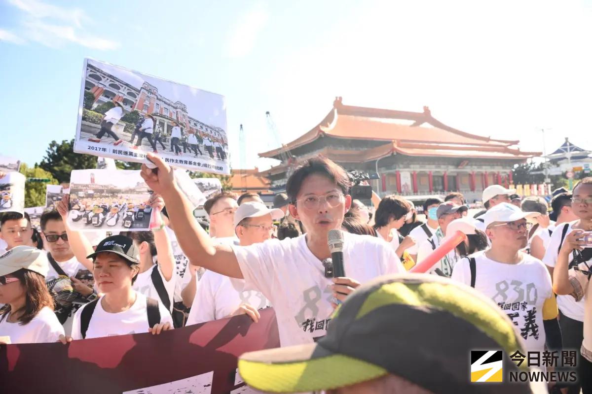 柯文哲羈押滿週年！民眾黨違法遊行被攔阻 黃國昌嗆警察可恥
