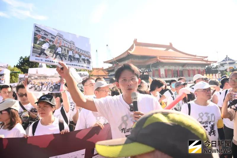 ▲民眾黨主席黃國昌帶領黨公職出席在北市自由廣場舉辦的「終結政治追殺、找回國家正義」走讀活動。（圖／記者林柏年攝，2025.08.30）