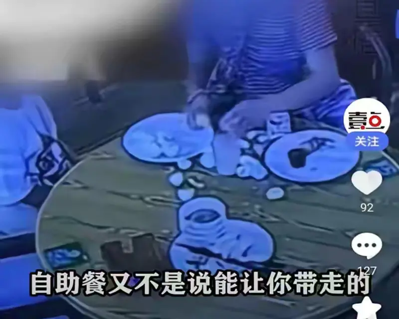 ▲中國陝西1名女子，因為吃完飯店自助早餐、想打包被拒絕，竟當著幼女的面，將20多顆熟雞蛋一個個捏碎、扔在餐桌上離開。（圖／擷取自微博影片）