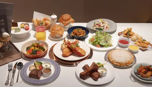 ▲「朵頤牛排」以精緻主餐搭配豐盛自助吧百匯，主餐分為極饗、精選及經典三大系列，共有9款選擇。（圖／饗賓集團提供）