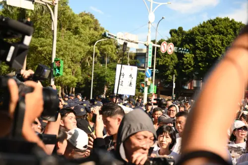 ▲民眾黨今天在中正紀念堂捷運站口進行「司法改革 公民走讀」活動。不過隊伍到了愛國西路與中山南路附近，遭警方以沒有申請該路段集會遊行路權為由阻擋前進。（圖／記者林柏年攝）