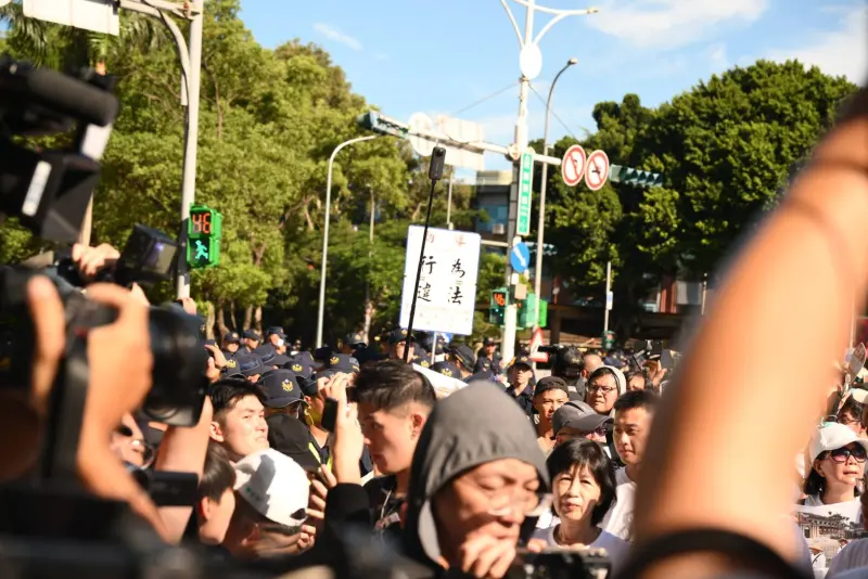 ▲民眾黨今天在中正紀念堂捷運站口進行「司法改革 公民走讀」活動。不過隊伍到了愛國西路與中山南路附近,遭警方以沒有申請該路段集會遊行路權為由阻擋前進。(圖/記者林柏年攝)