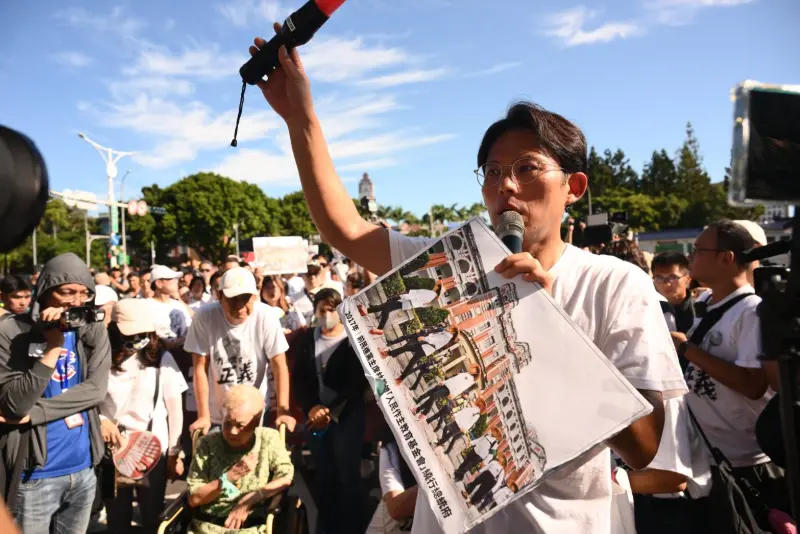 ▲民眾黨8/30舉辦「司法改革、公民走讀活動」，疑似因未申請愛國西路、中山南路口段路權遭警方阻擋前進路線，引起民眾黨主席黃國昌強烈不滿。（圖／記者林柏年攝）