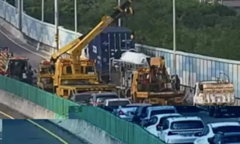 ▲西濱公路王功段聯結車追撞貨車，2輛車嚴重毀損，1名駕駛受困。（圖／翻攝畫面）