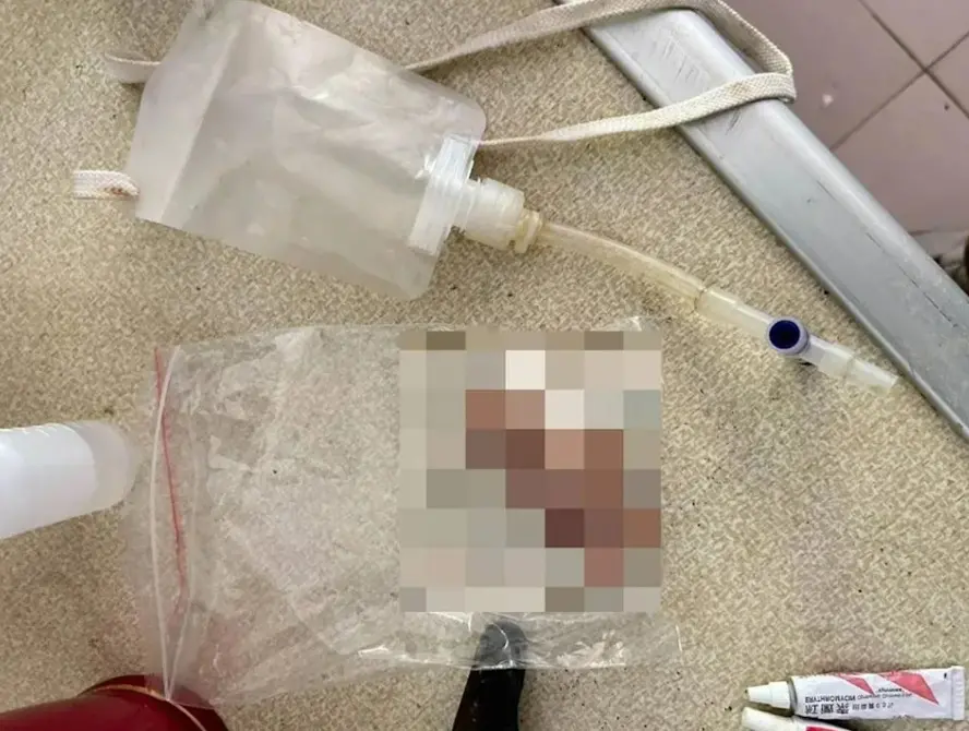 ▲嫌犯供稱，因毒品前科須定期接受尿檢，想將假陽具套在真陽具上，裡頭連接尿袋，灌入別人的尿液。（圖／北投分局提供）