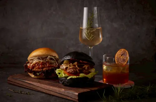 ▲寒舍艾美酒店打造全新品牌「TIPSY Sparrow」，首次出攤就推出「米其林級蔬食漢堡」，使用「未來肉」製作。（圖／主辦方flavor提供）