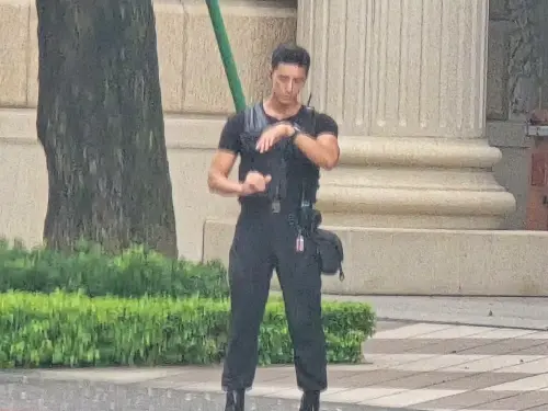 ▲網友偷拍桃園某豪宅的帥保全，並將照片上傳Threads分享，沒想到被眼尖網友挖出，他竟是曾被封「天菜排長」的38歲男星孟霆。（圖／翻攝Threads）