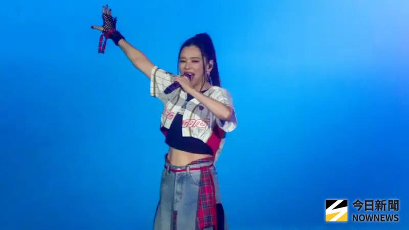 ▲徐若瑄昨（29）日首登大巨蛋開唱，展現川字肌與高音唱功，外傳將在新片中飾演她「女兒」的韓籍啦啦隊女神李多慧則化身小粉絲蹲場邊紀錄，賽後兩人熱情擁抱，母女組合宛如姐妹，成為最亮眼的溫馨畫面。（圖／記者張一笙攝）