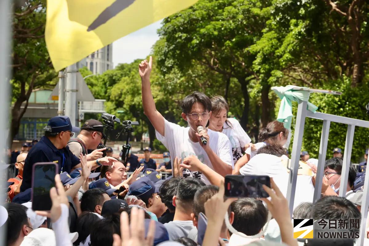 ▲柯文哲羈押滿週年，民眾黨主席黃國昌帶頭舉辦走讀活活動，小草衝破護欄與警方爆衝突。（圖／NOWNEWS攝影中心）