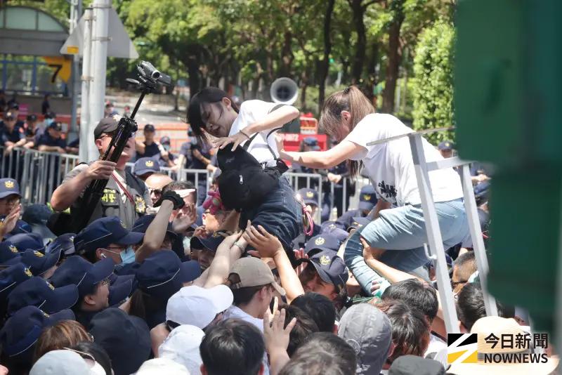 ▲柯文哲羈押滿週年,民眾黨主席黃國昌帶頭舉辦走讀活動,黨公職與小草衝破護欄與警方爆衝突。(圖/NOWNEWS攝影中心)