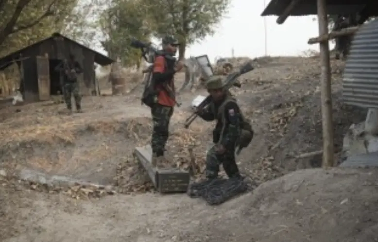 ▲緬甸軍政府近日將KNU列為恐怖組織，意圖壓制其在戰場與選舉抵制行動上的影響力。（圖／美聯社／達志影像）