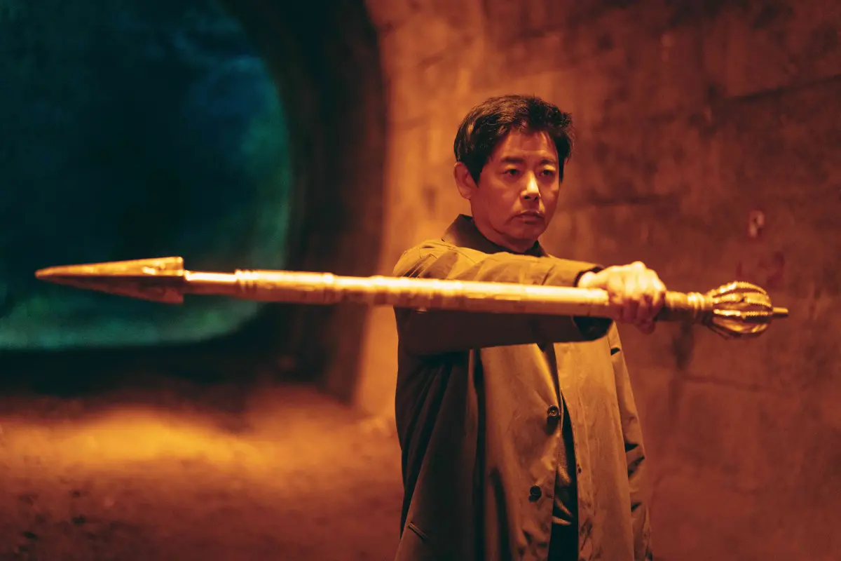 ▲雷嘉汭進軍韓國拍電視劇《十二使者》，殺青後成了成東鎰（如圖）的乾女兒，爸爸甚至買3公斤醬蟹給女兒吃，父女倆的父動超有愛！（圖／Disney+）