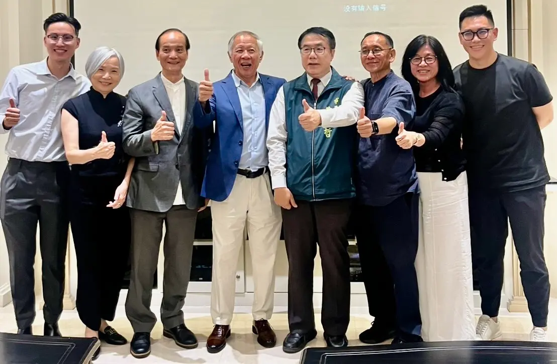 ▲享譽國際的醫療領域思想領袖與創新者——醫師廖奎如（左4），此次受曾子南文教基金會董事長曾王君（右3）、執行長范思筠（右2）之邀回台並至台南演講，市長黃偉哲（右4）也到場致意。(圖／南市府提供)