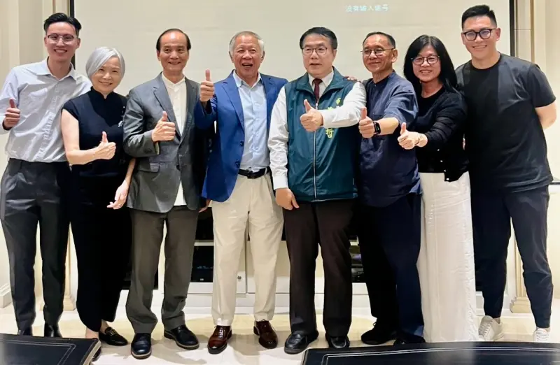 ▲享譽國際的醫療領域思想領袖與創新者——醫師廖奎如（左4），此次受曾子南文教基金會董事長曾王君（右3）、執行長范思筠（右2）之邀回台並至台南演講，市長黃偉哲（右4）也到場致意。(圖／南市府提供)