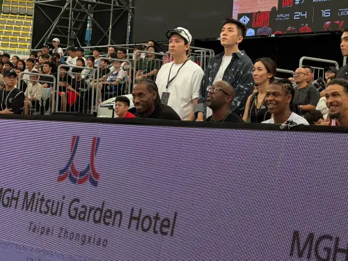 ▲表演賽進行中「沈默殺手」雷納德展現與平時截然不同的一面。過往以沉著冷靜、不苟言笑著稱的他，這次以明星隊總教練的身份參與比賽，竟多次露出大笑神情，完全融入這場充滿娛樂與互動性的比賽，也讓場邊氣氛更加輕鬆活潑。（圖／記者吳忠育攝，2025.08.30）