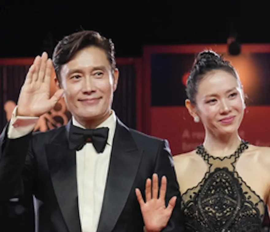 ▲李炳憲（左）與孫藝真（右）為了新片《徵人啟弒》一起出席威尼斯影展活動，早先李炳憲爆料孫藝真對童星冷淡，讓孫藝真被網友攻擊，但兩人在威尼斯影展並沒有尷尬，依舊互動良好，孫藝真還大秀美背，贏得關注。威尼斯影展另一位重量級女星茱莉亞羅勃茲，則是帶著MeToo議題的新片而來。（圖／美聯社／達志影像）