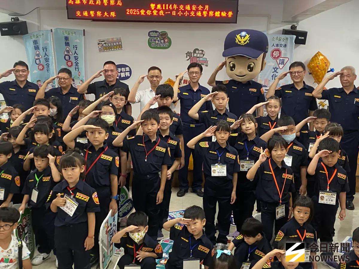 ▲高市警局交通大隊今天舉辦「2025愛你愛我一日小小交通警察體驗營」宣導活動，讓孩子們穿上迷你交警制服，化身為一日交通警察，一同宣示「人本交通-停讓文化」。（圖／記者郭凱杰攝,2025.08.30）