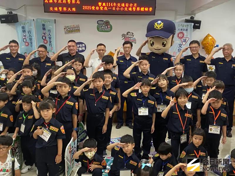 ▲高市警局交通大隊今天舉辦「2025愛你愛我一日小小交通警察體驗營」宣導活動，讓孩子們穿上迷你交警制服，化身為一日交通警察，一同宣示「人本交通-停讓文化」。（圖／記者郭凱杰攝,2025.08.30）