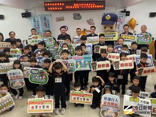 ▲今天的活動邀請高雄市交通局副局長黃榮輝、義交大隊大隊長吳俊毅等人與小朋友同樂，大頭警察娃娃也擔任代言人，營造歡樂與教育意義的氛圍。（圖／記者郭凱杰攝,2025.08.30）