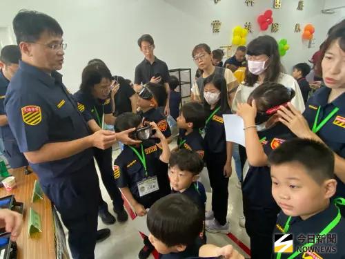 ▲醉不上道」透過3D模擬酒駕眼鏡體驗酒醉暈眩感覺。（圖／記者郭凱杰攝,2025.08.30）