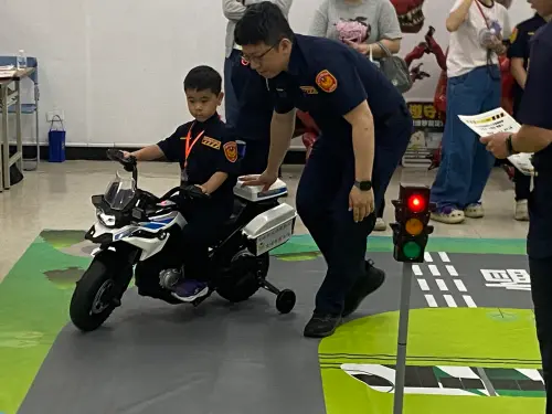 ▲「騎士出任務」藉體驗騎乘小小警用機車，培養停等輕軌、紅綠燈、停讓行人觀念。（圖／記者郭凱杰攝,2025.08.30）