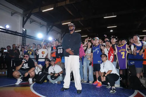 ▲安東尼是老牌NBA巨星，雖然已經退役，但他的人氣依然很高，今天活動現場有上百名粉絲進場一睹偶像風采。（圖／記者林柏年攝）