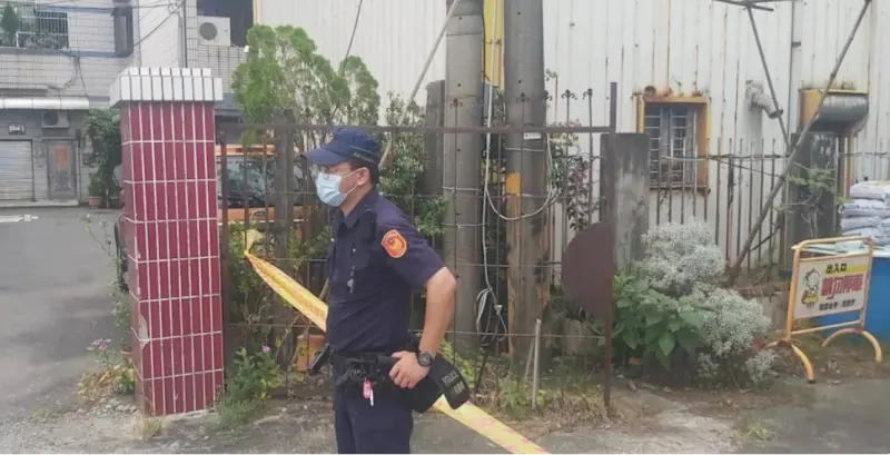 ▲高雄男大鬧醫院被逮，同居女友陳屍家中，身體腫脹發黑，枕頭、牆壁則有紅色噴濺血跡，死因待查。（圖／警方提供）