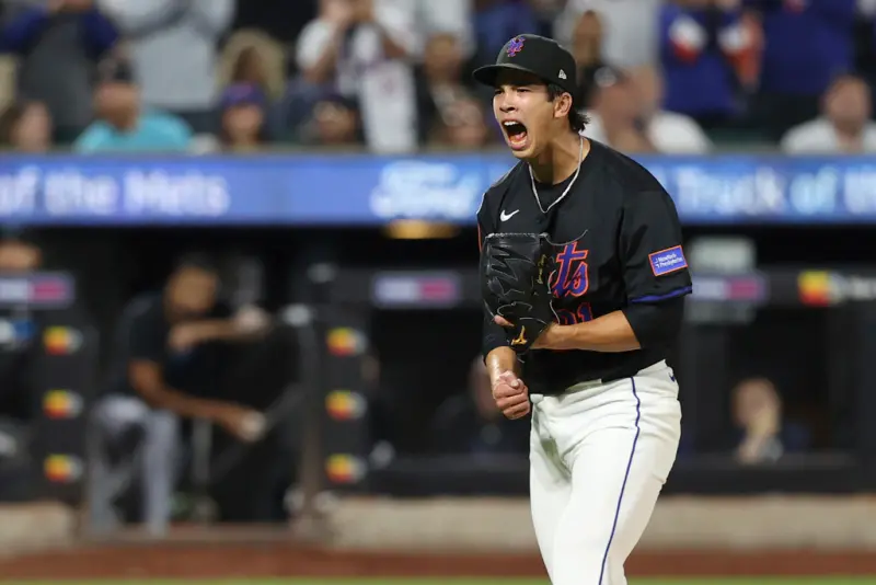 ▲紐約大都會新秀港裔右投唐天賜（Jonah Tong） 在大聯盟初登板就展現沉著表現，他主投5局失掉4分，但其中只有1分是責失分，幫助大都會以19：9大勝邁阿密馬林魚。（圖／美聯社／達志影像）