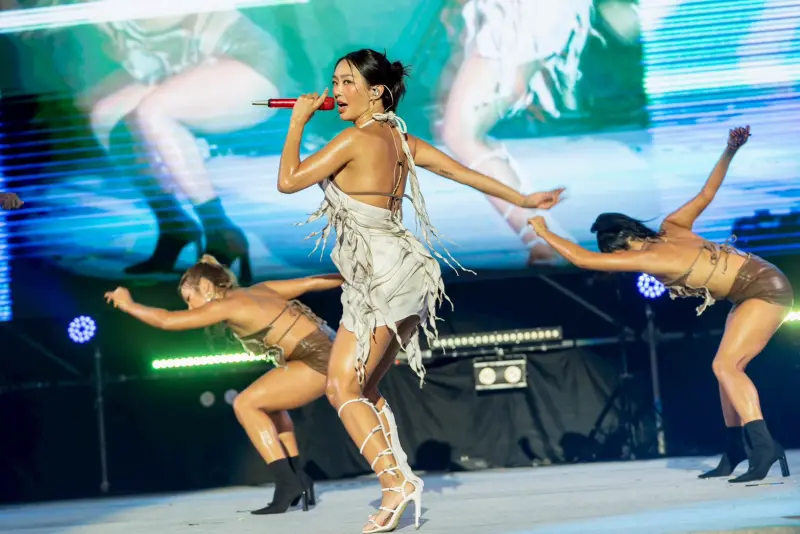 ▲韓國性感天后孝琳於昨日七夕壓軸登場「2025澎湖追風音樂燈光節」，性感裸背演出的她還以台語示愛觀眾，並透露將於9月2日推出全新單曲，讓現場為之瘋狂。(圖／澎管處提供)